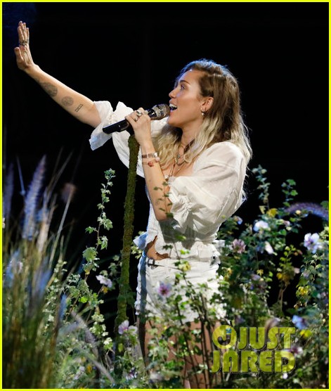 miley cyrus performs malibu on the voice finale05
