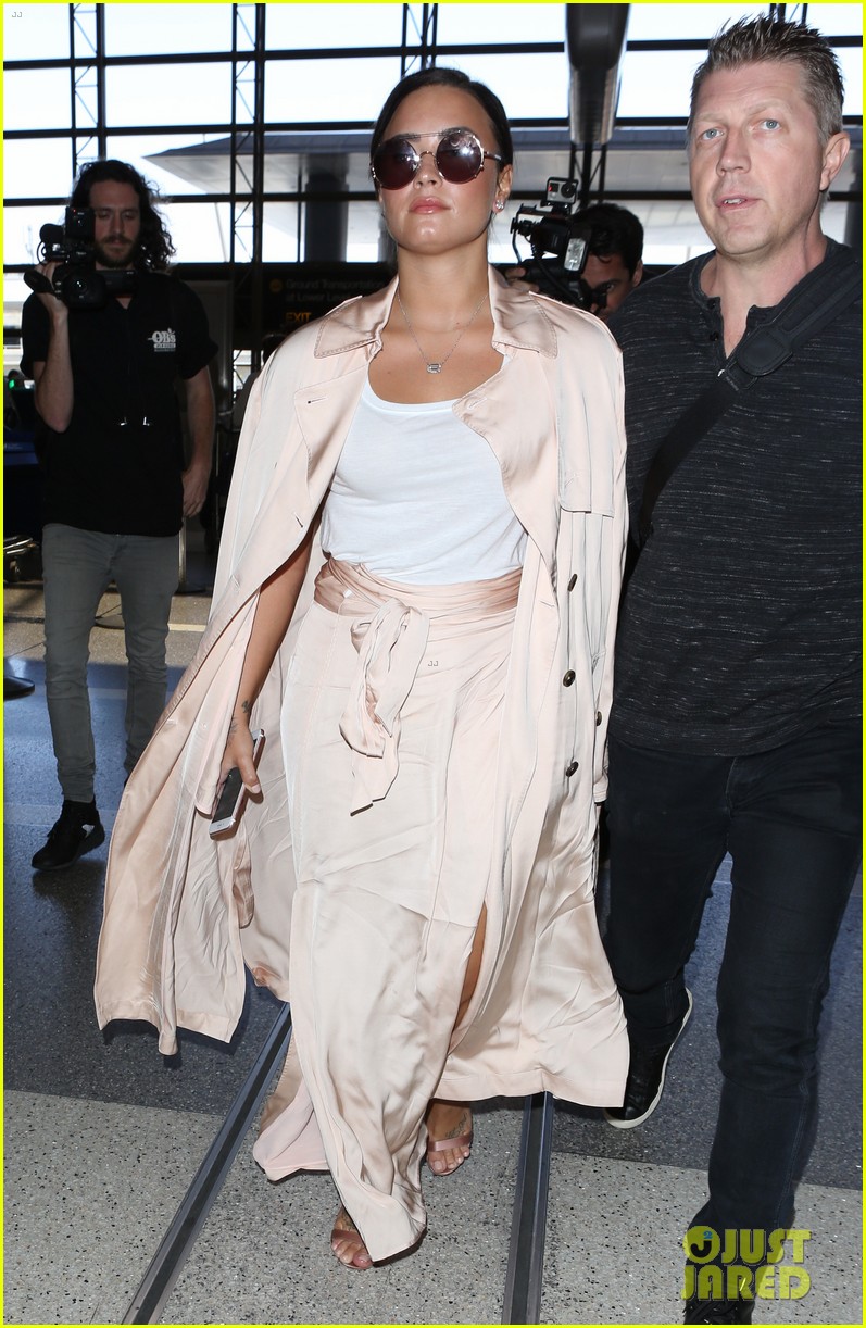 demi lovato jets out of la after new song 03