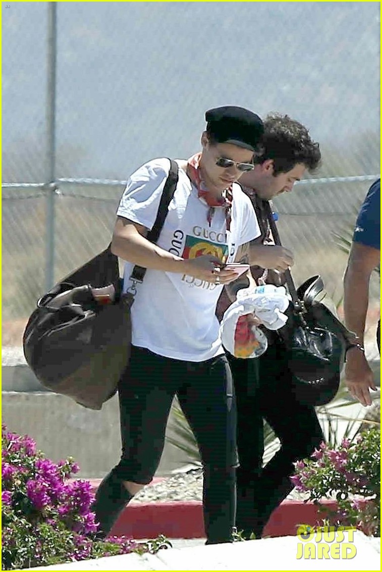 harry styles returns home from his mexican vacation 03