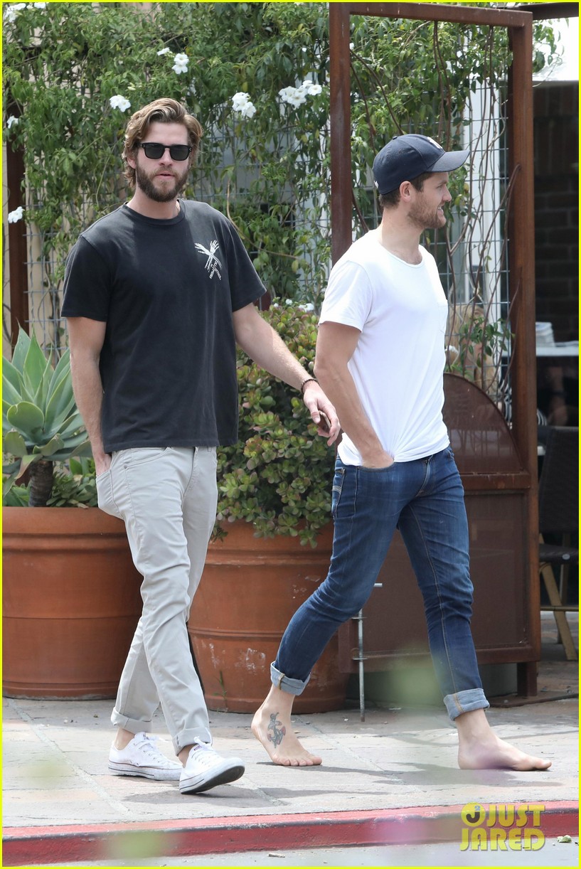 liam hemsworth grabs lunch with a pal in malibu05