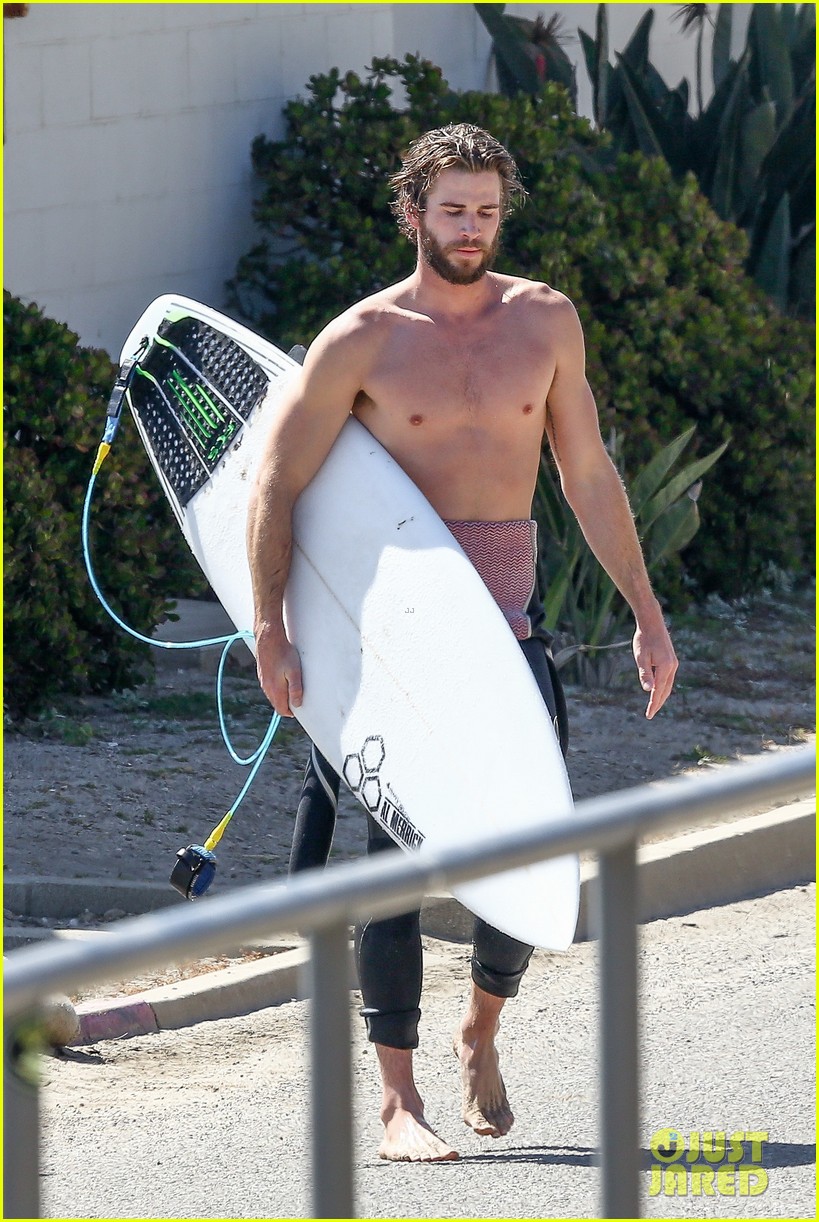 liam hemsworth goes shirtless for afternoon surfing sesh03