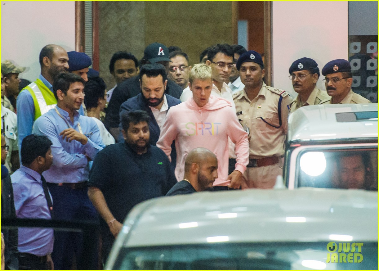 justin bieber arrives for first concert in india03