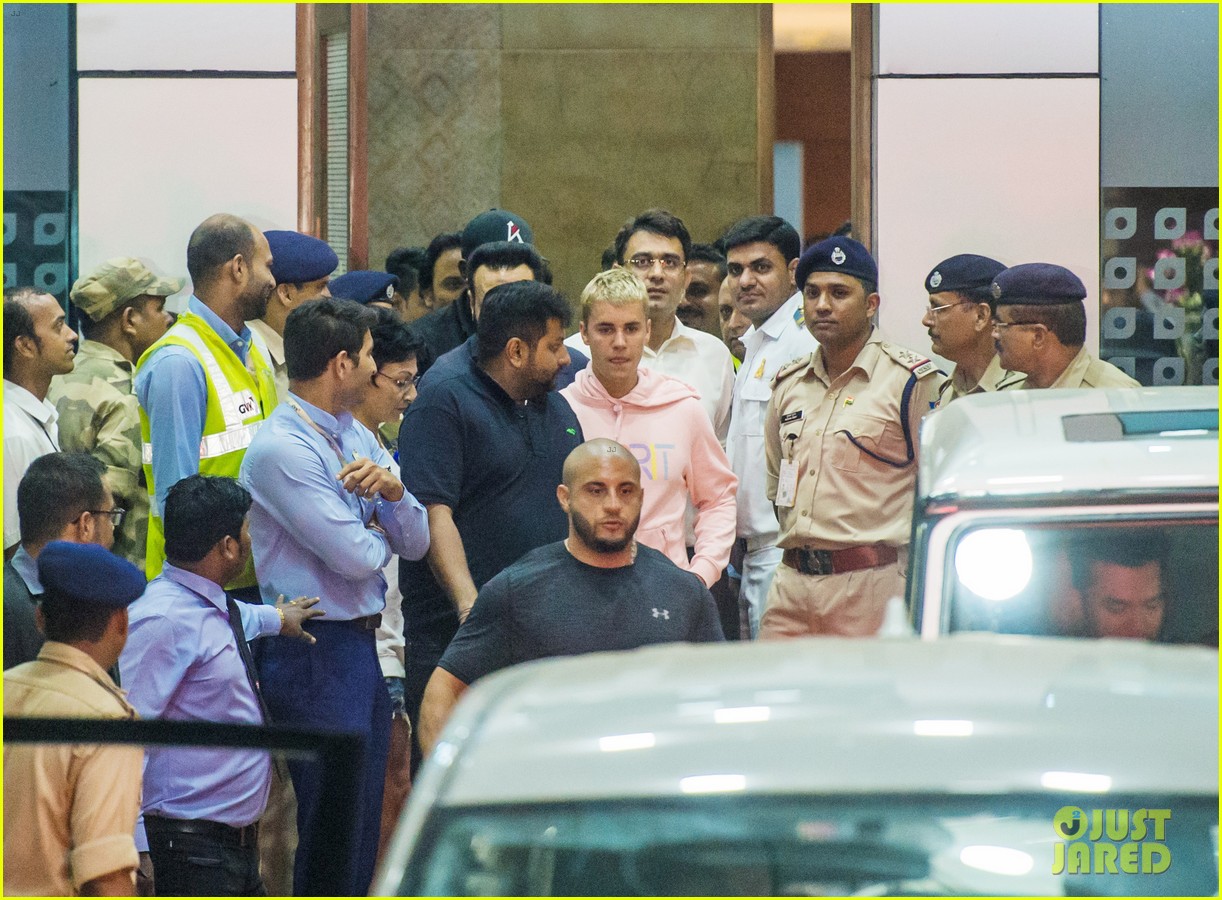 justin bieber arrives for first concert in india04
