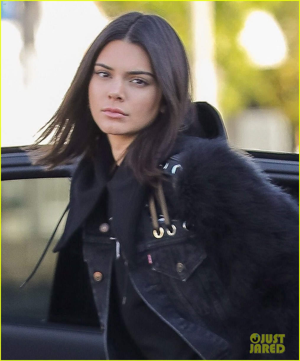 kendall jenner looks super chic for dinner with mom kris 02