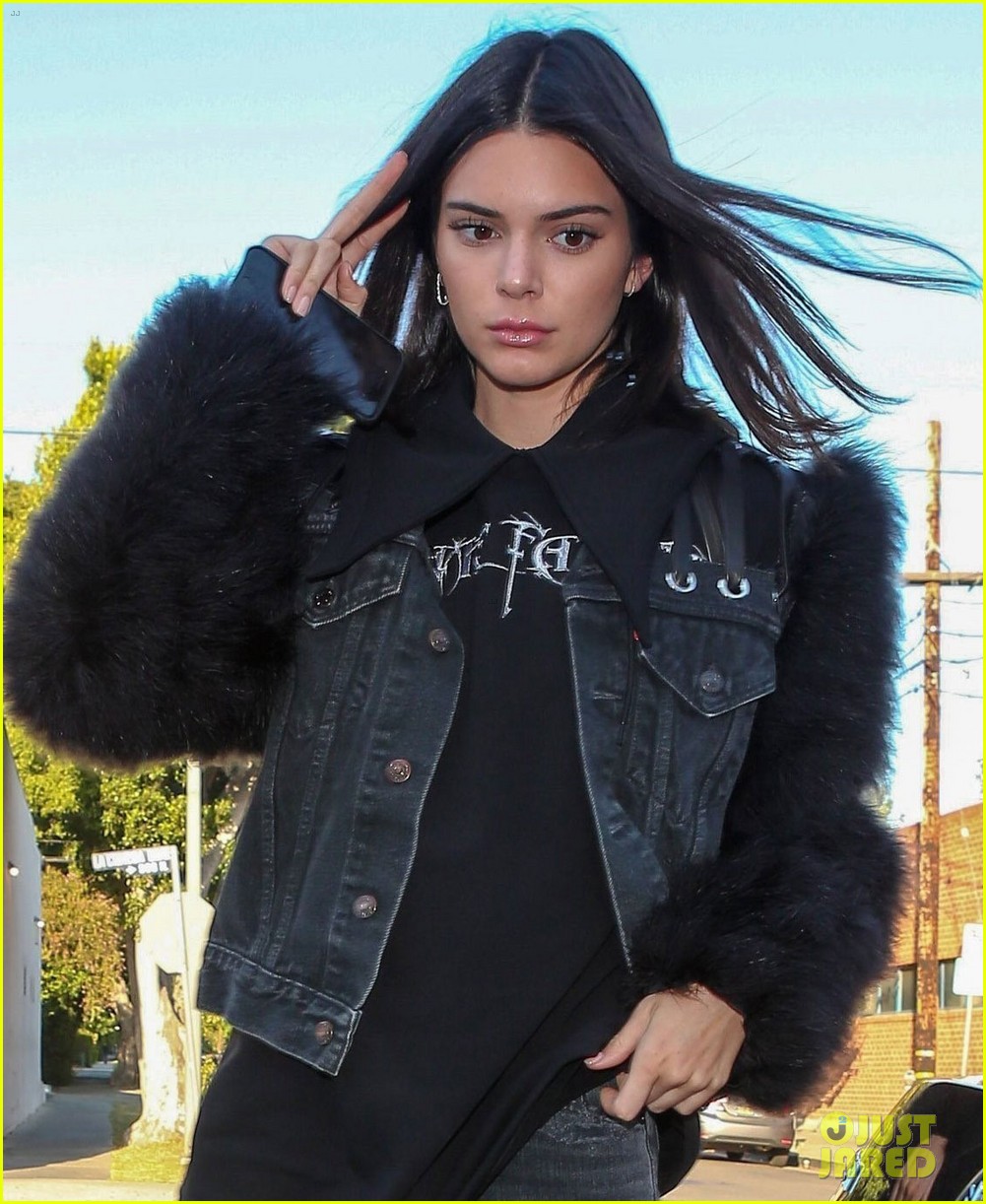 kendall jenner looks super chic for dinner with mom kris 06