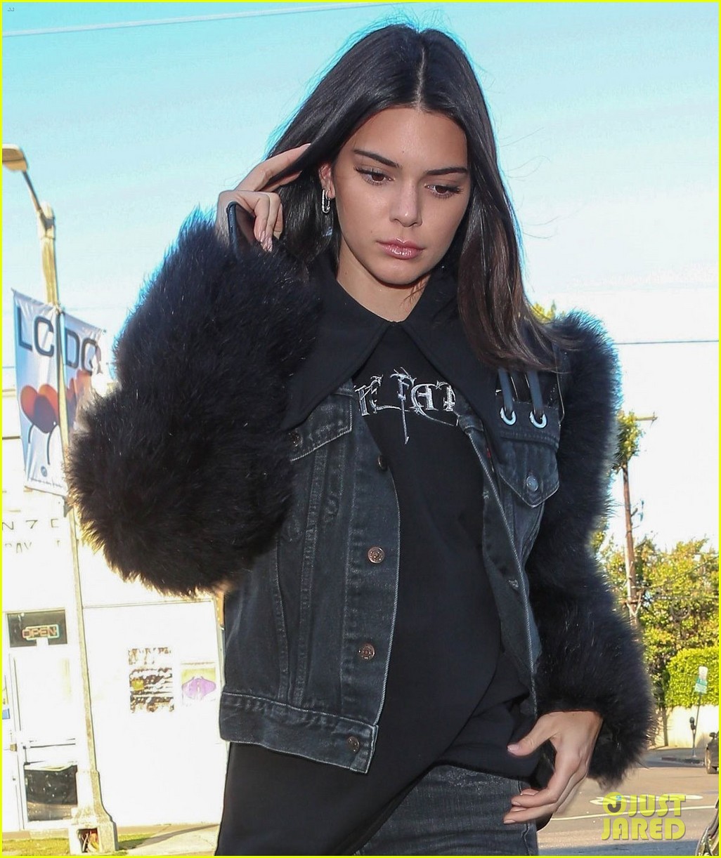kendall jenner looks super chic for dinner with mom kris 09