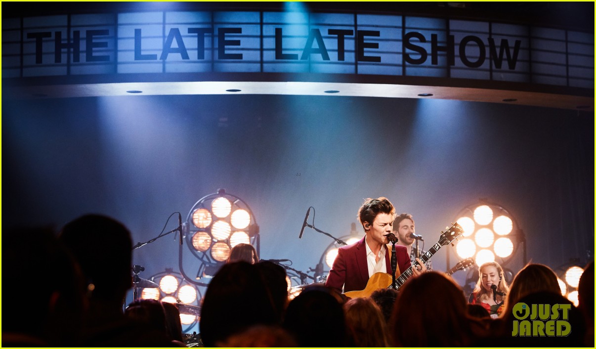 harry styles performs carolina on late late show 04