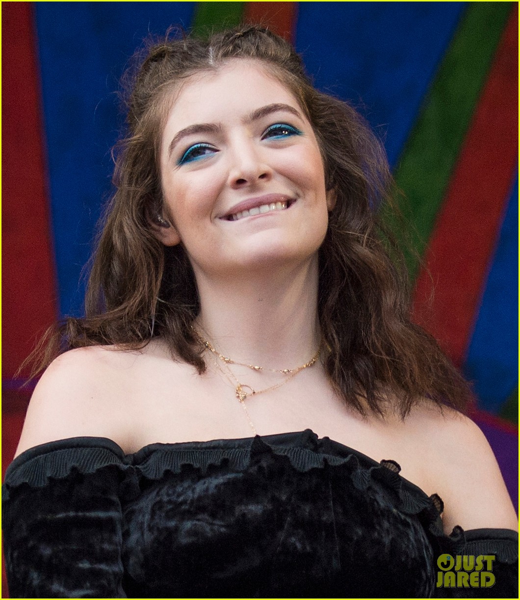 lorde shares homemade dynamite spotify playlist listen here 02