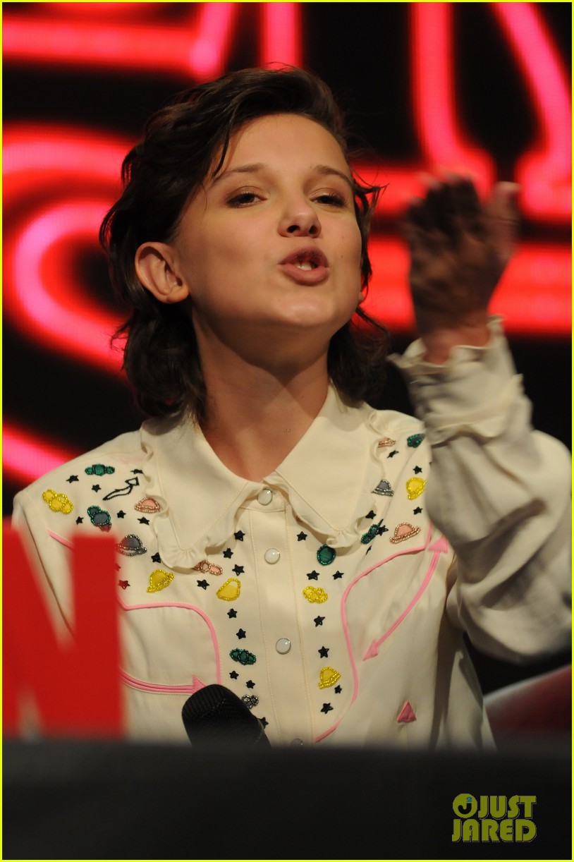 millie bobby brown sings argentina comic con 06