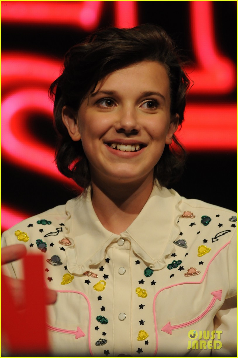 millie bobby brown sings argentina comic con 07