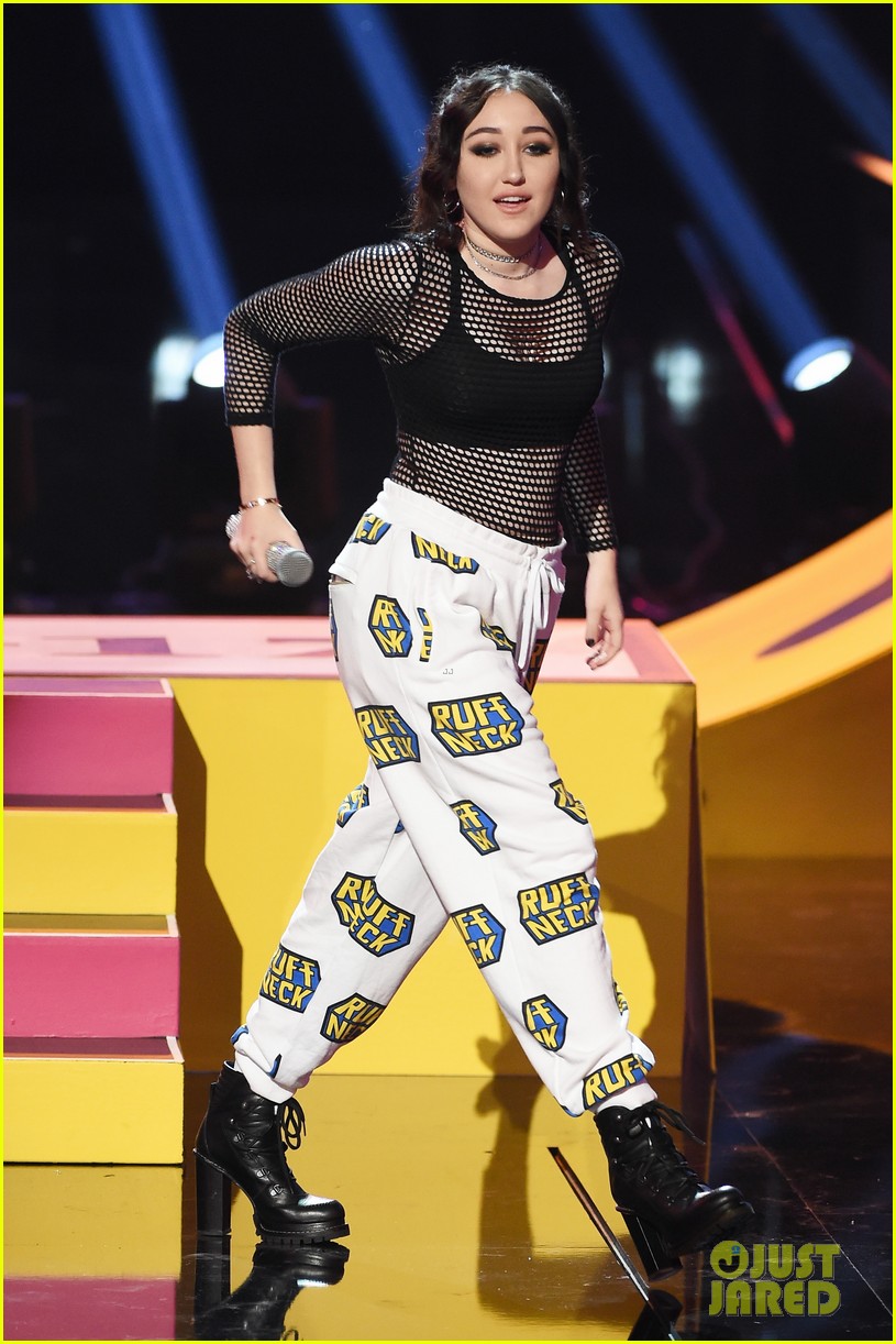 noah cyrus handles her mtv movie tv awrds stage like a boss 01