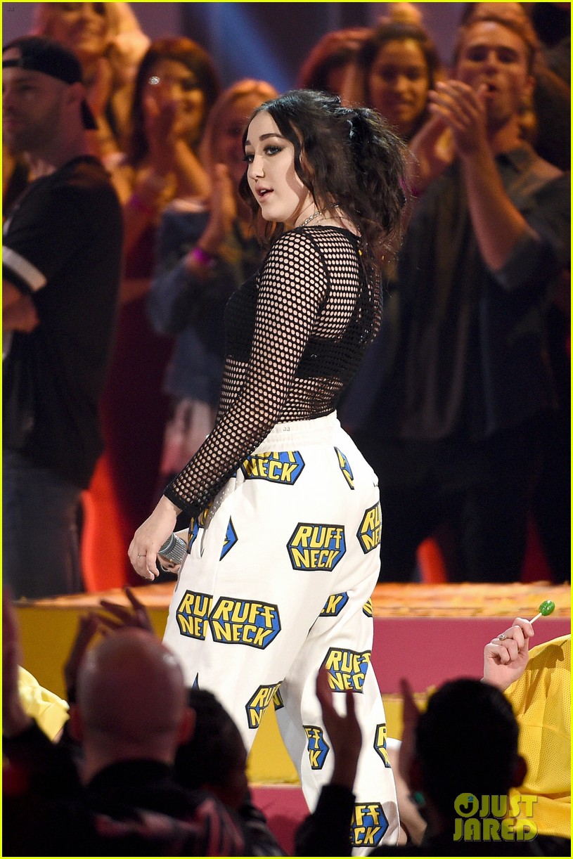 noah cyrus handles her mtv movie tv awrds stage like a boss 03