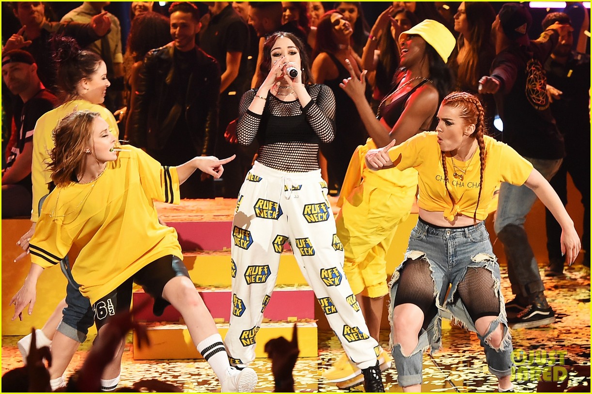 noah cyrus handles her mtv movie tv awrds stage like a boss 04
