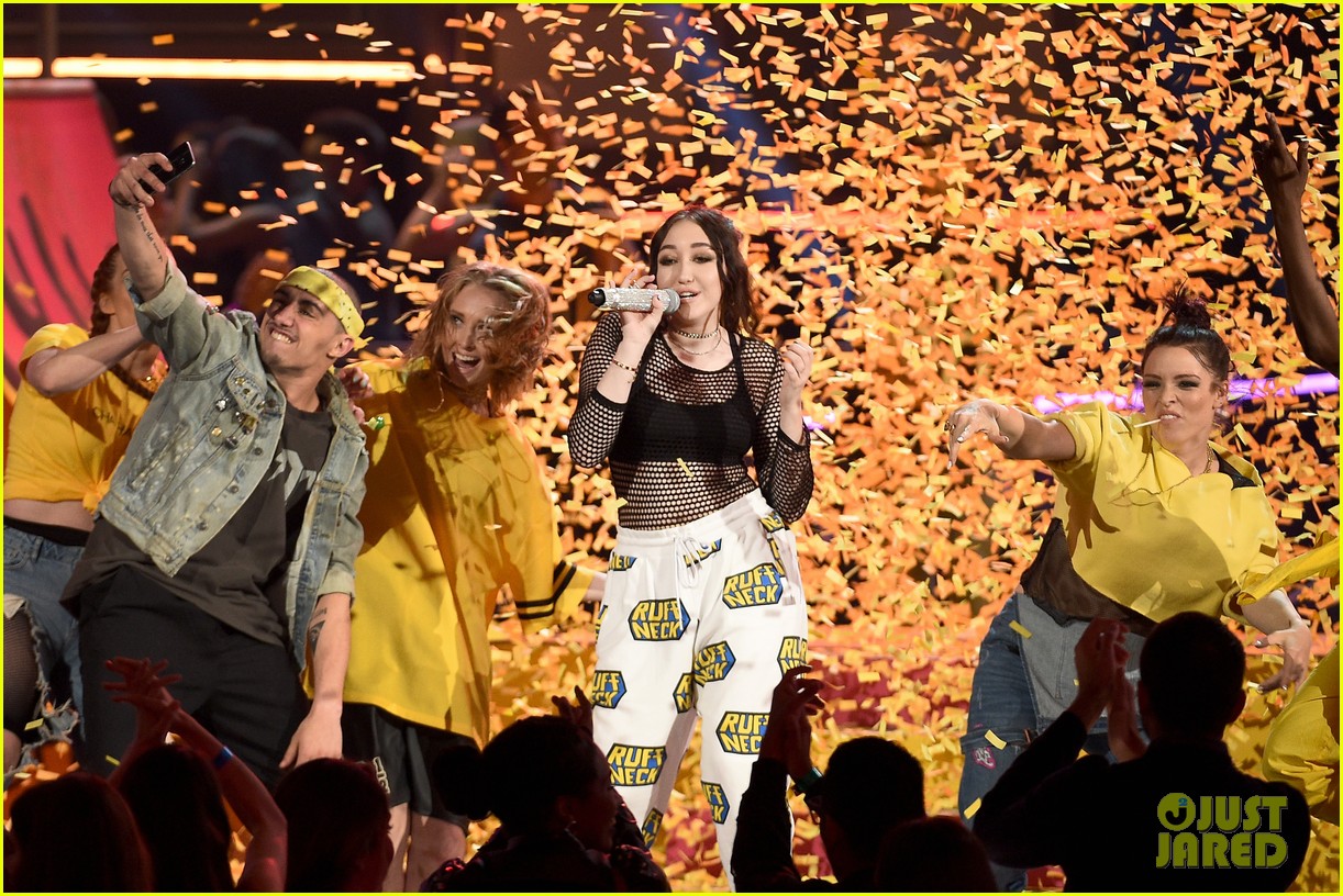 noah cyrus handles her mtv movie tv awrds stage like a boss 05