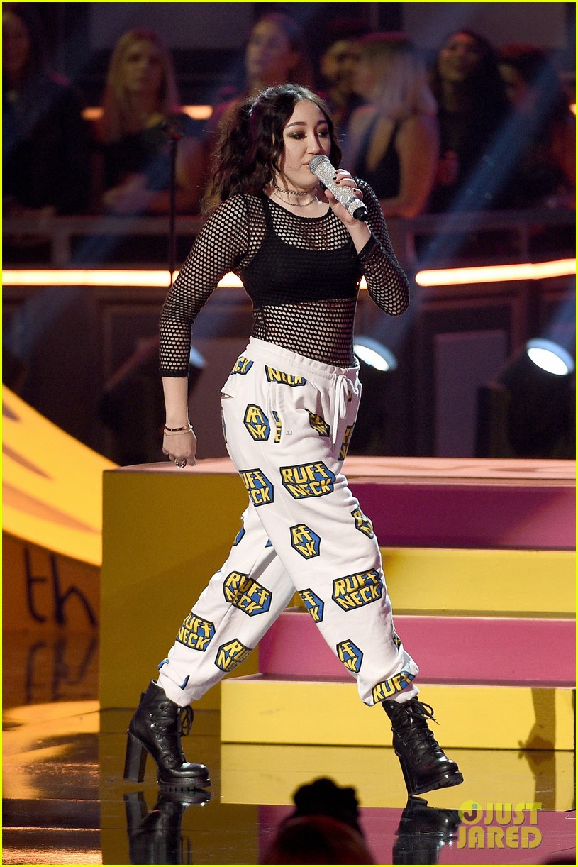noah cyrus handles her mtv movie tv awrds stage like a boss 06