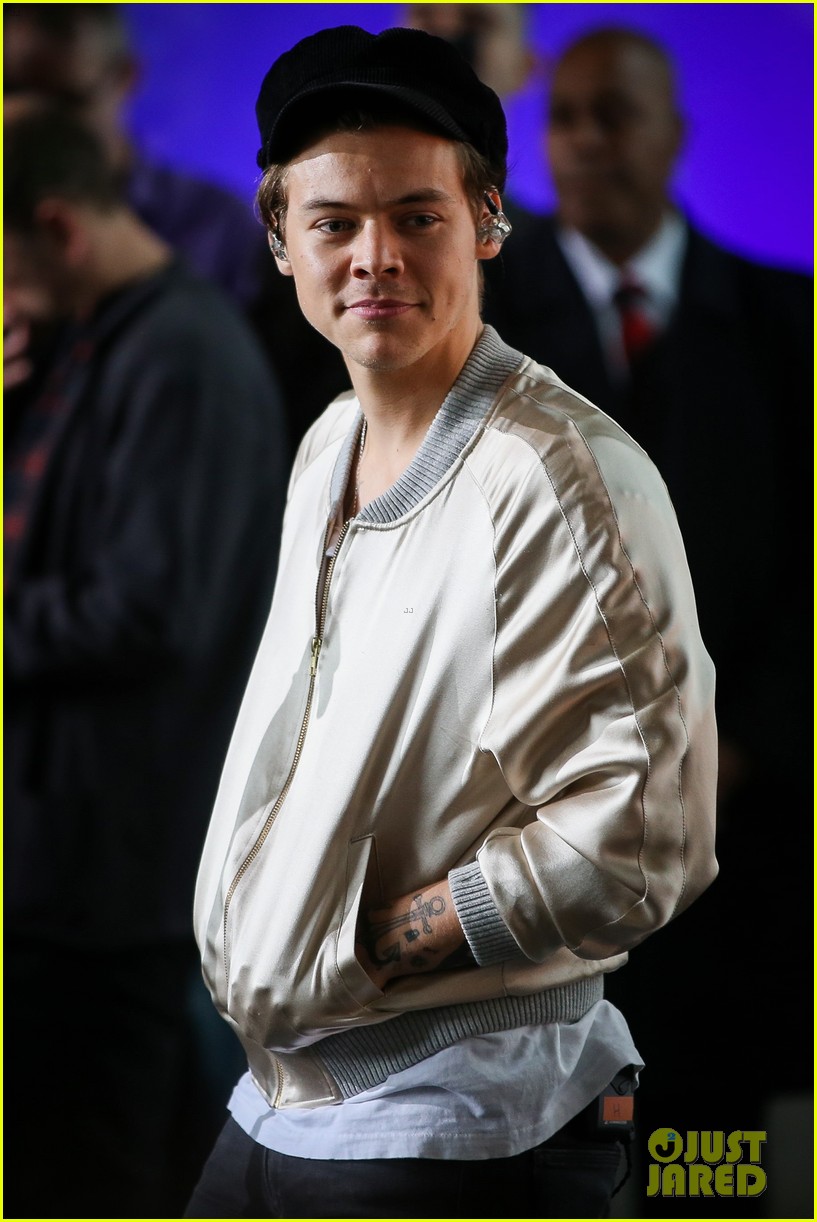 harry styles looks stylish while performing new songs from debut album 05