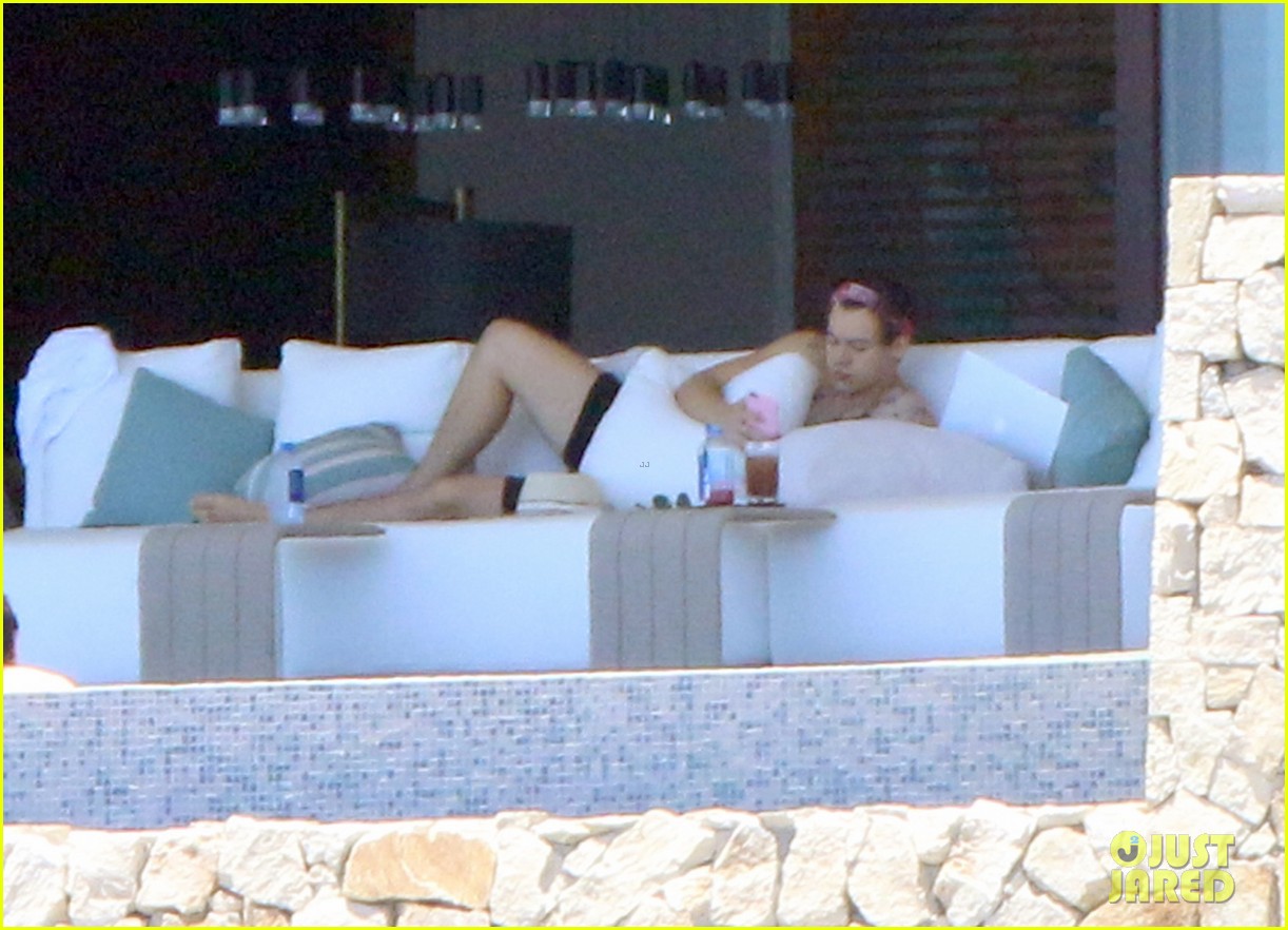 harry styles relaxes on vacation in mexico01