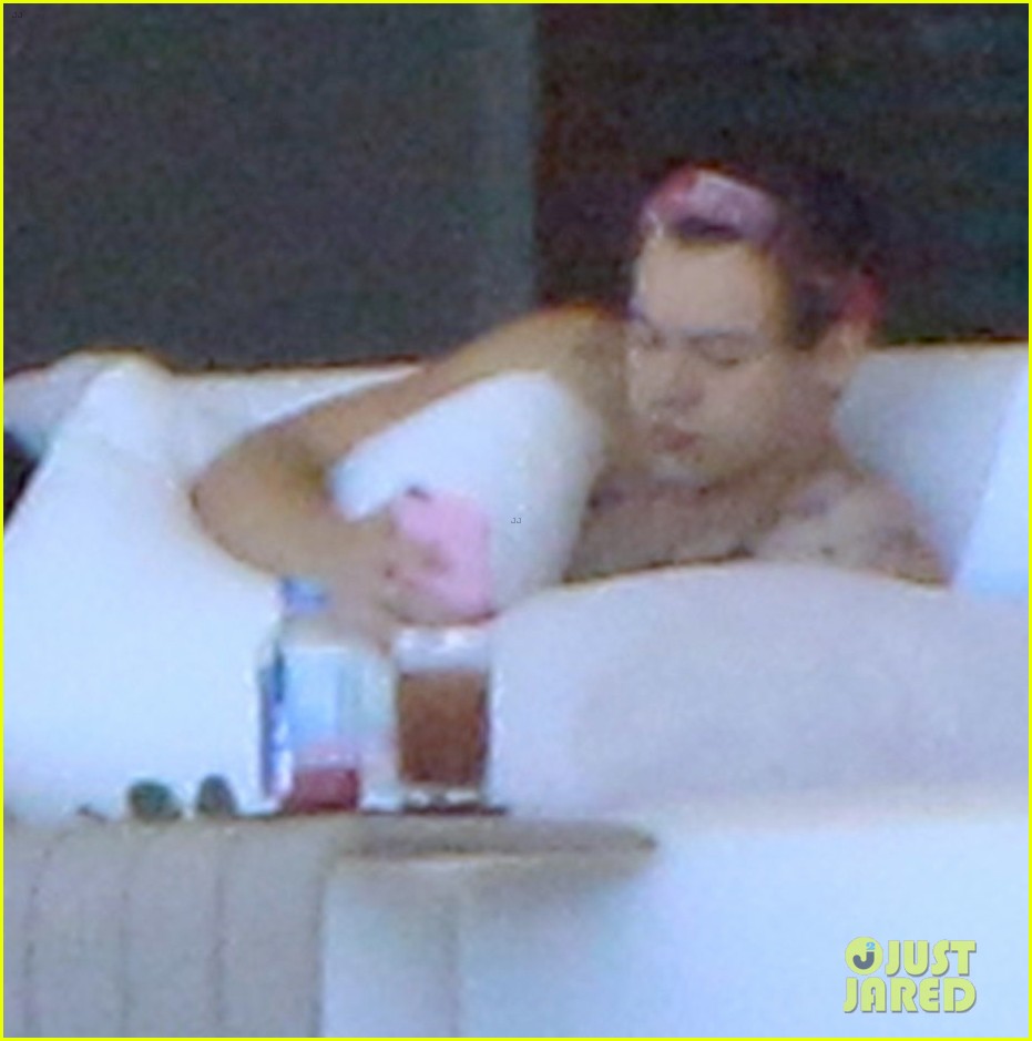 harry styles relaxes on vacation in mexico04