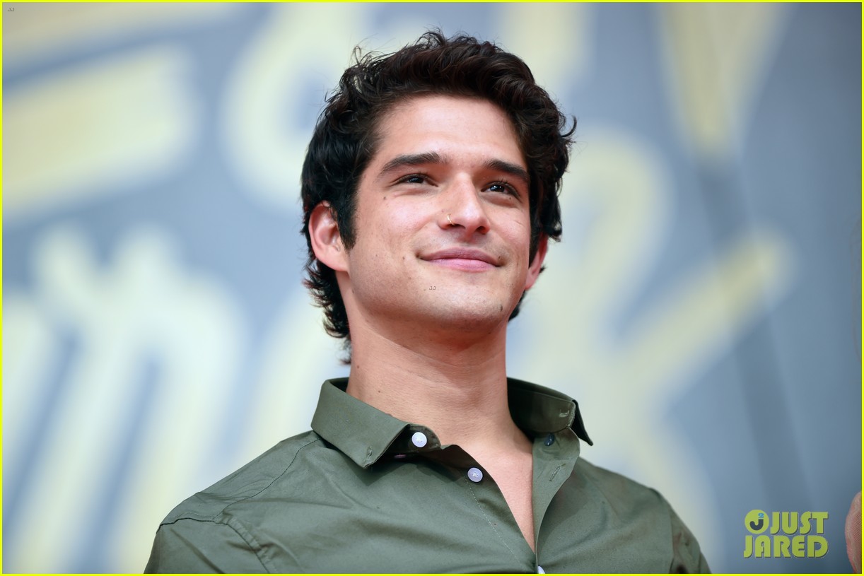 tyler posey keeps his chill at the mtv movie tv awards 02