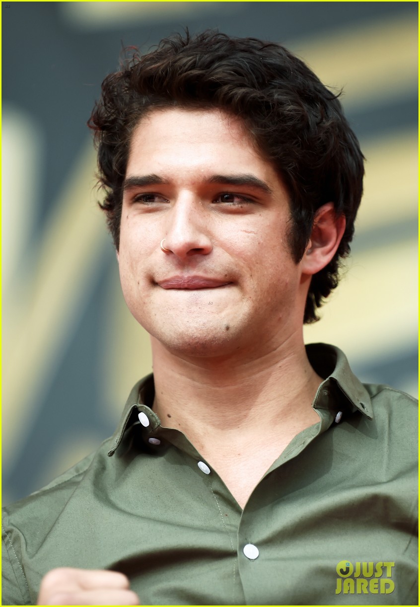 tyler posey keeps his chill at the mtv movie tv awards 04