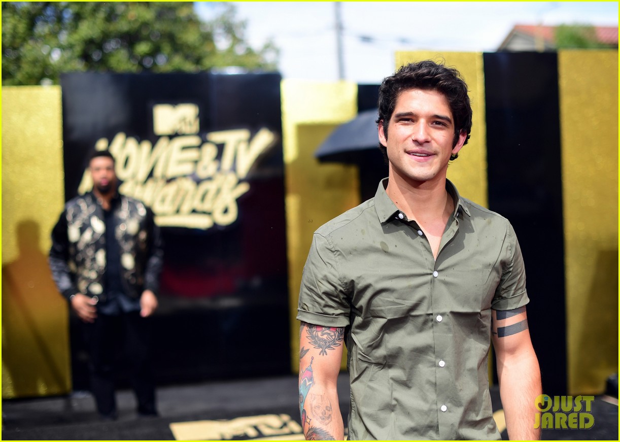 tyler posey keeps his chill at the mtv movie tv awards 05