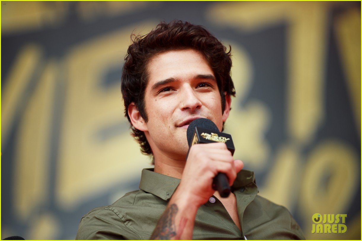 tyler posey keeps his chill at the mtv movie tv awards 06