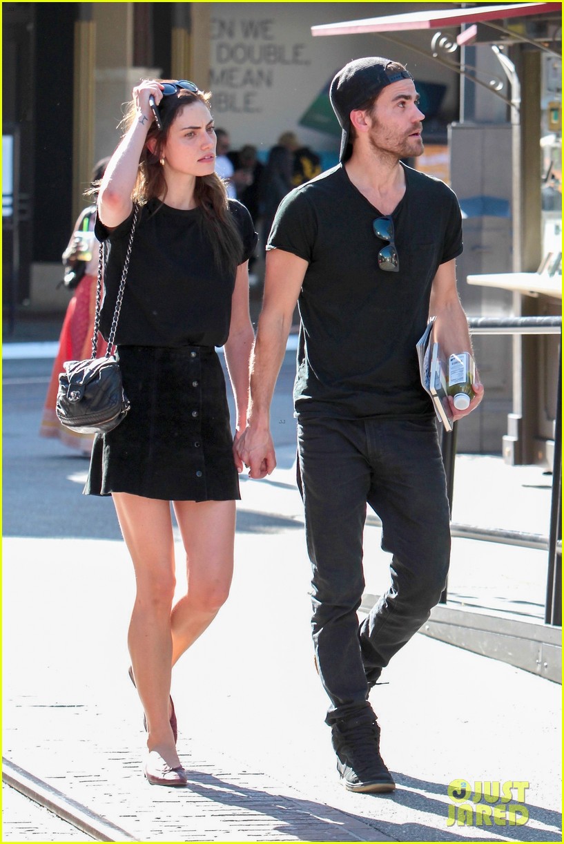 paul wesley phoebe tonkin hold hands confirm theyre back together 02