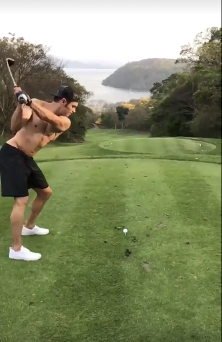 zac efron plays golf shirtless on vacation06