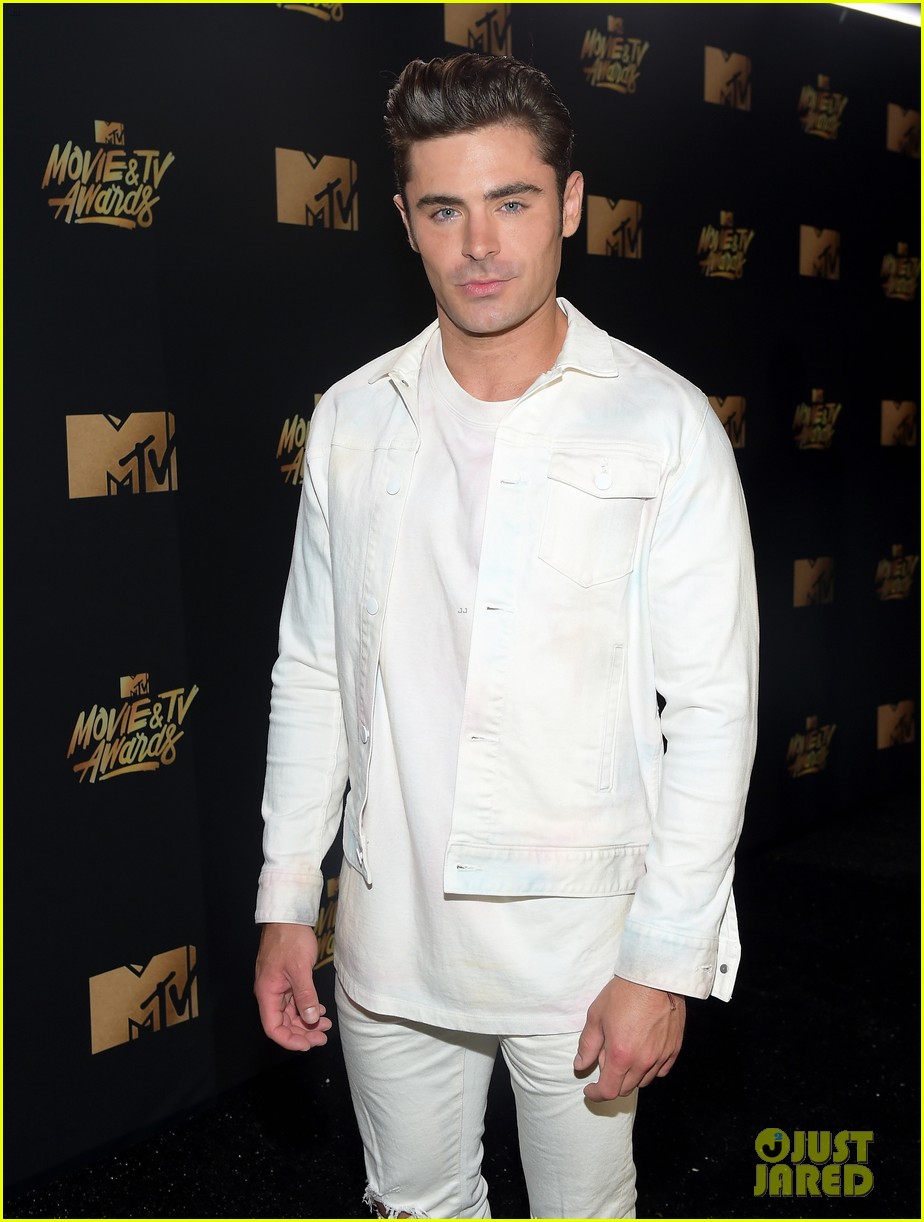 zac efrons smile melts us at the mtv movie tv awards 01