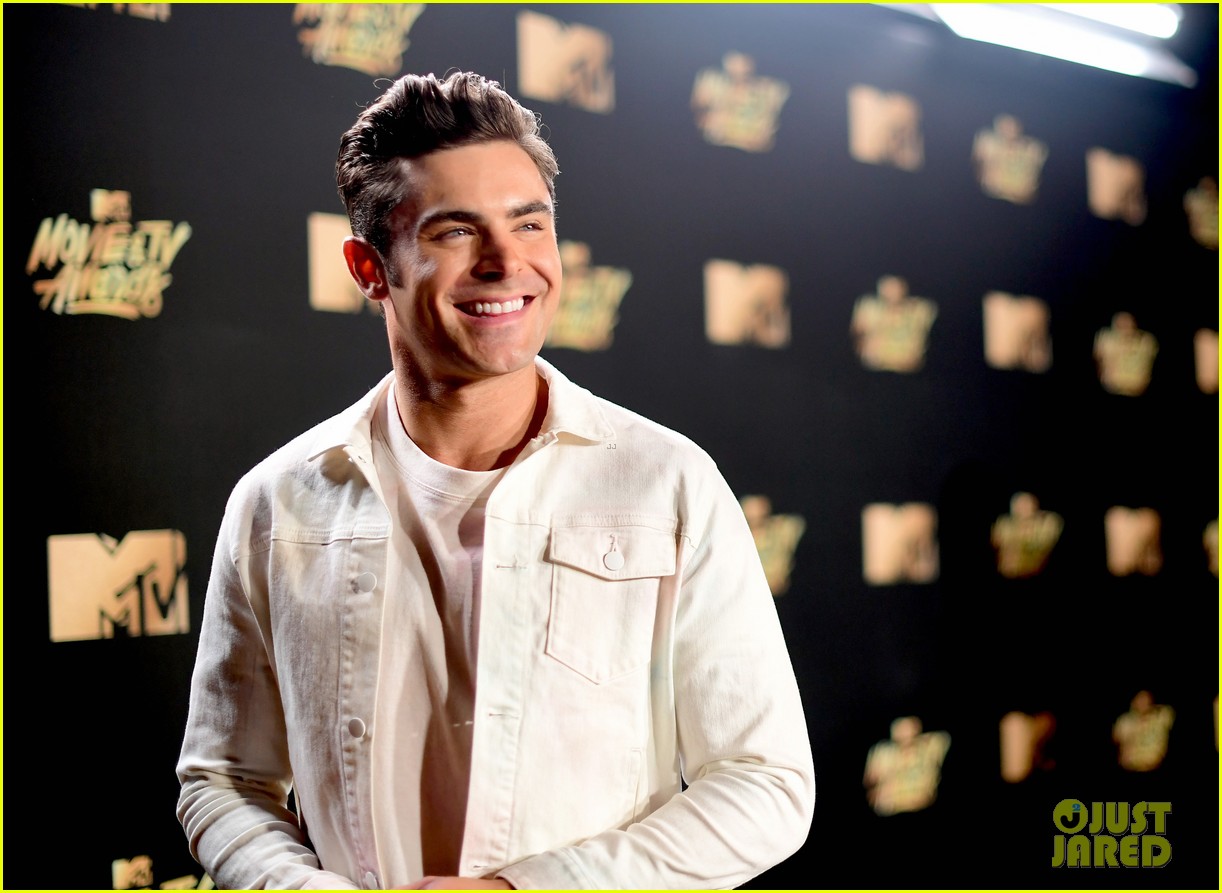 zac efrons smile melts us at the mtv movie tv awards 02