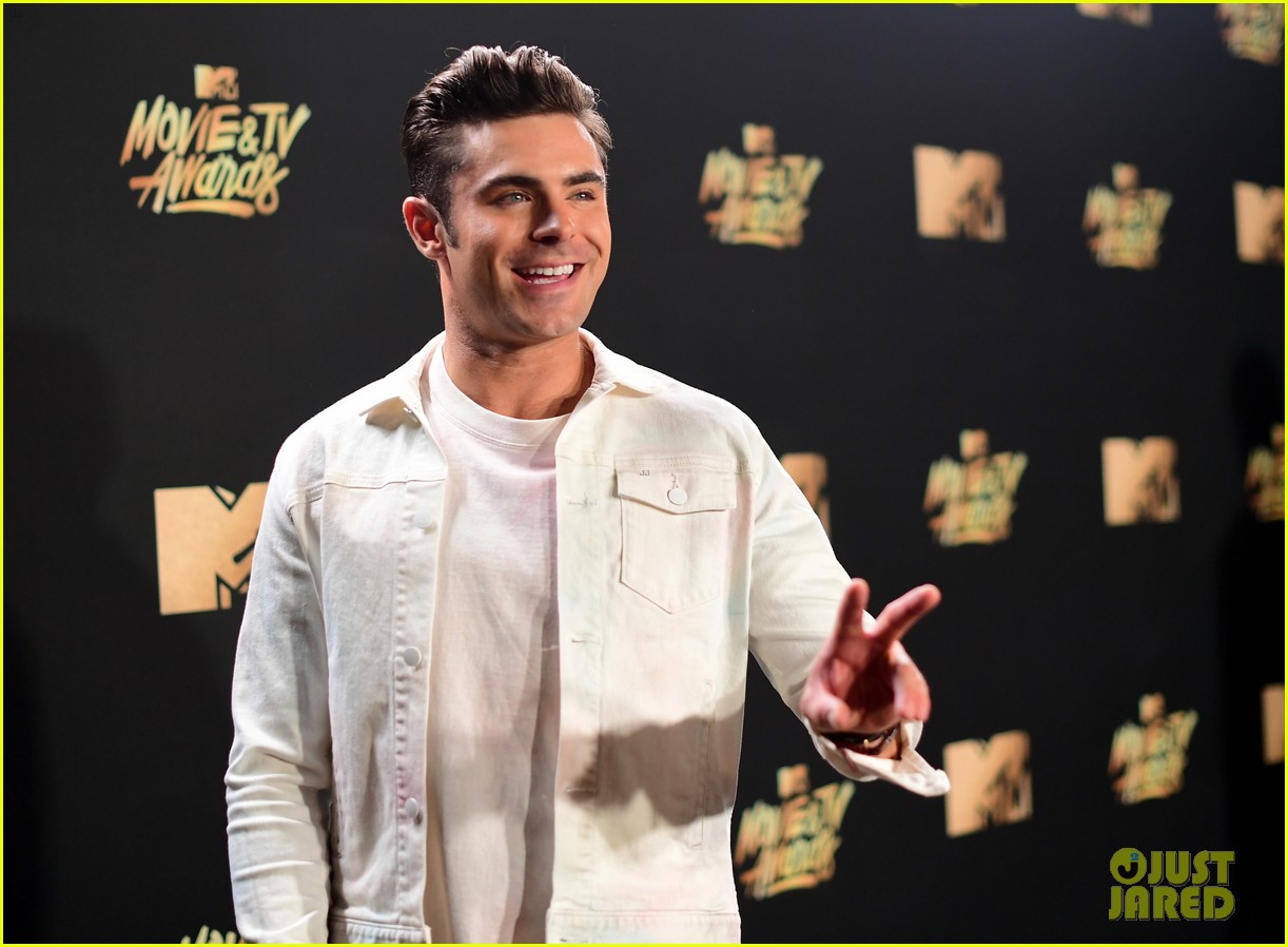 zac efrons smile melts us at the mtv movie tv awards 04