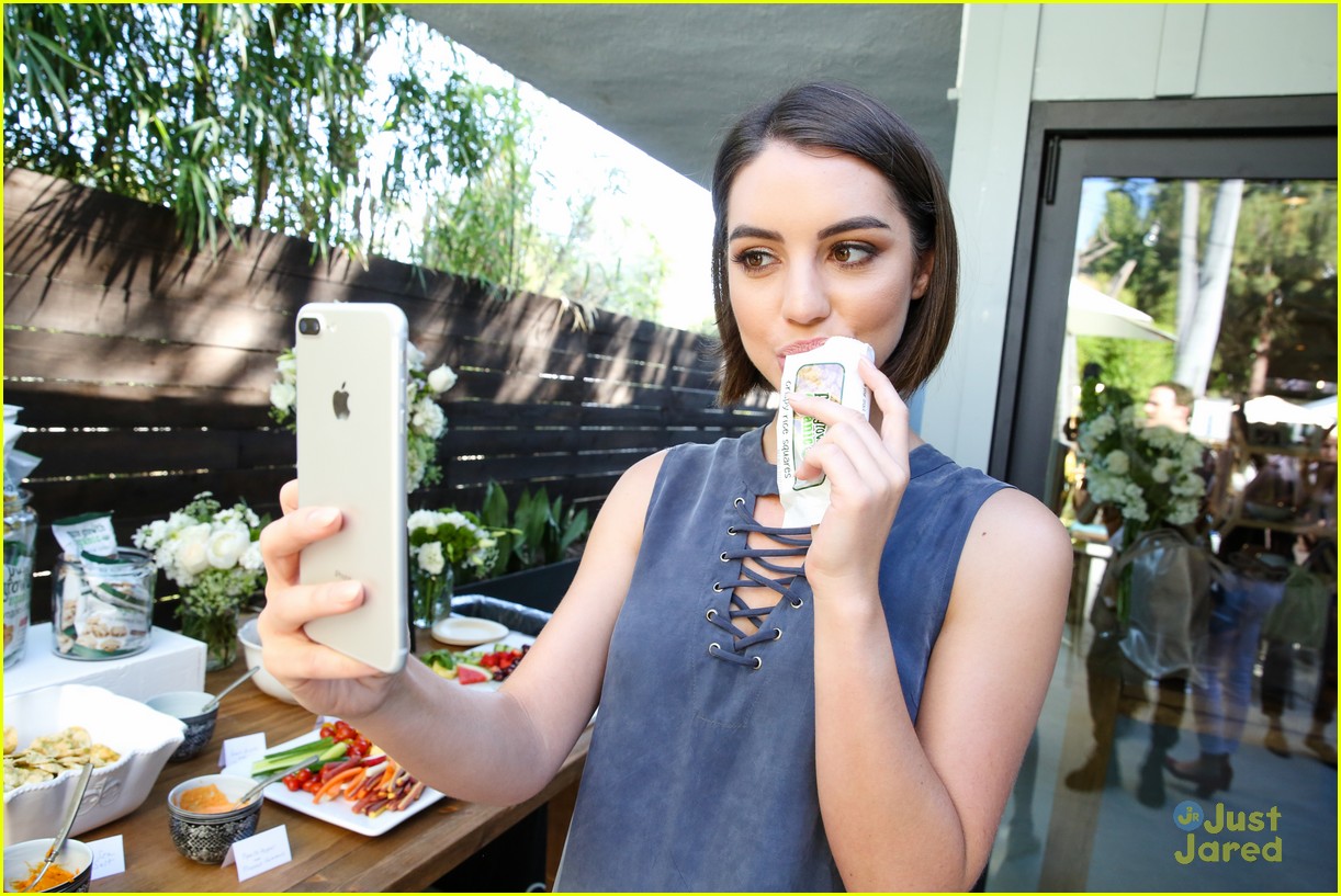 adelaide kane munch historical show philantrophy party 12