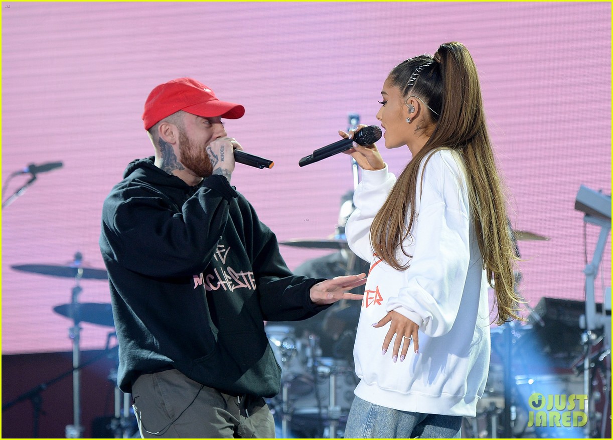 ariana grande wore a ring on her engangement finger 01