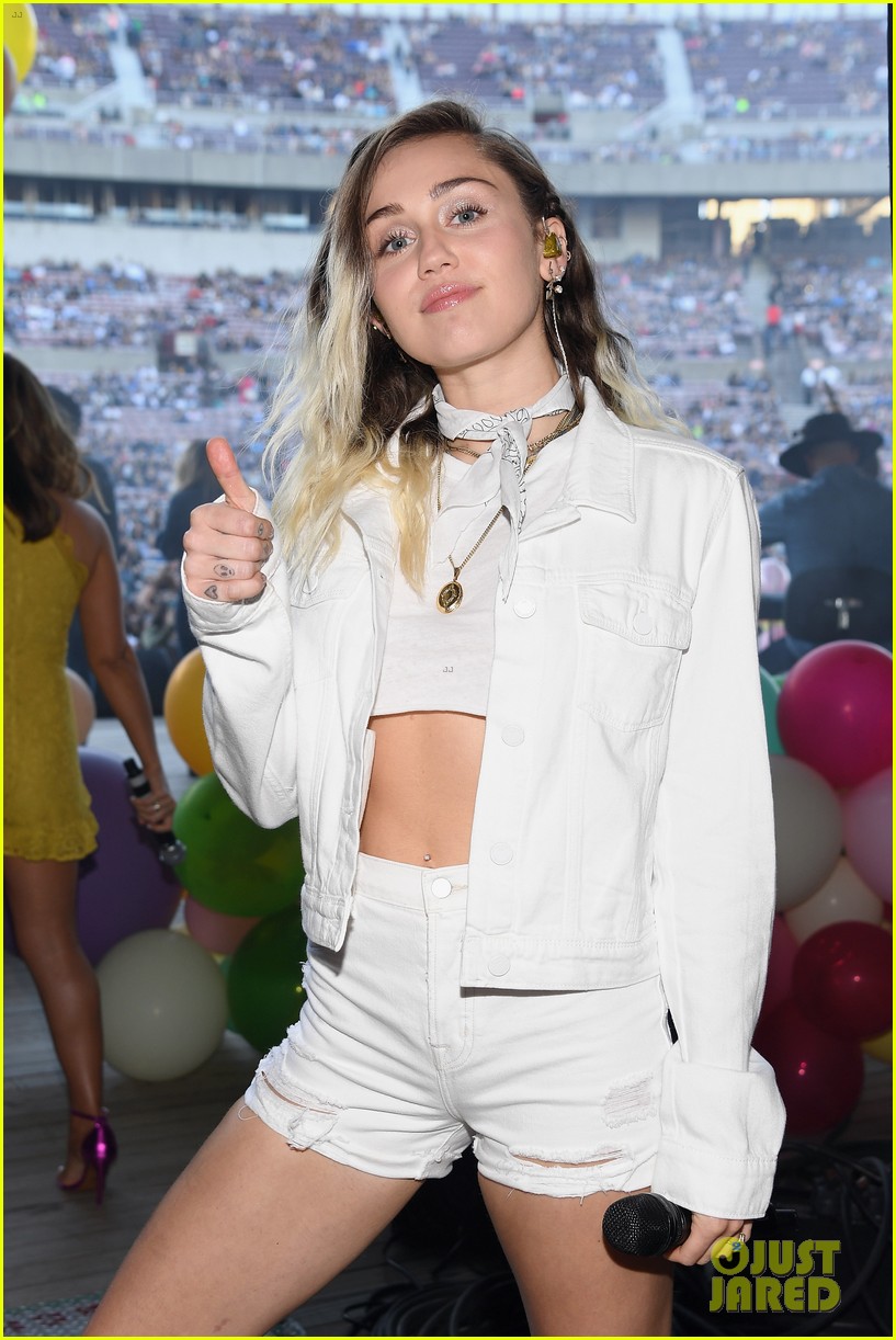 miley cyrus celebrates the four year anniversary of we cant stop13