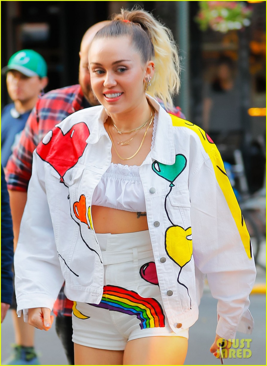 miley cyrus shows off her legs in rainbow shorts02
