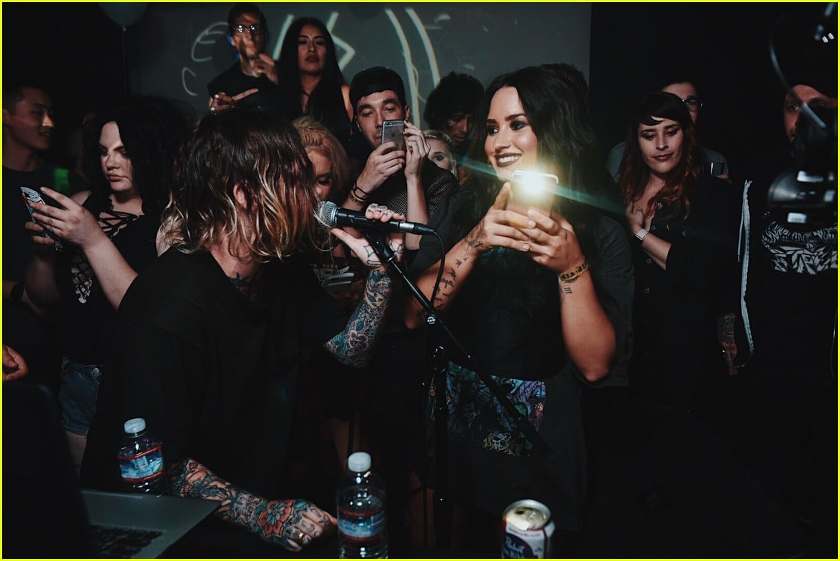 demi lovato takes on dj duties at emo night 02