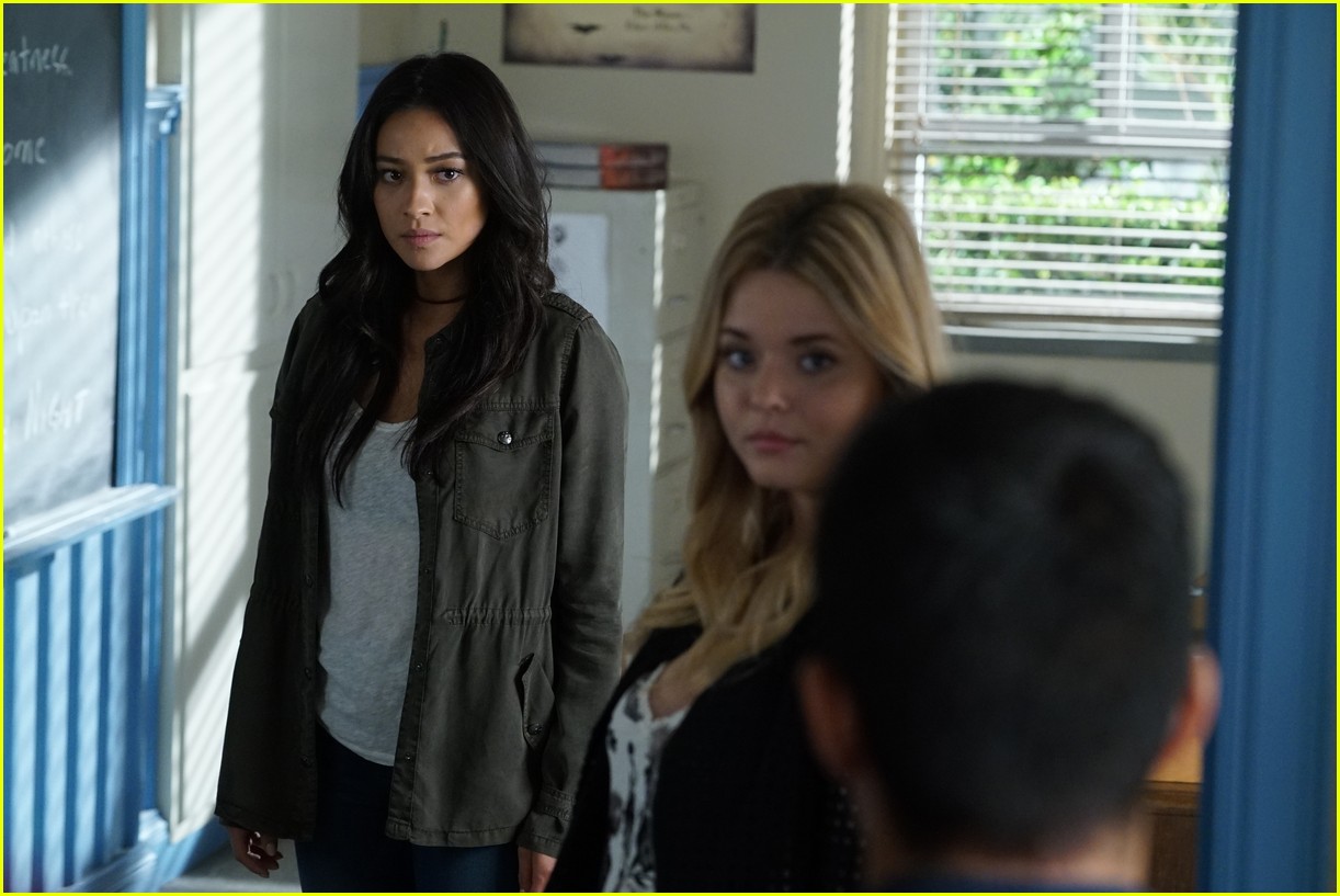 emily ali baby father pll 02