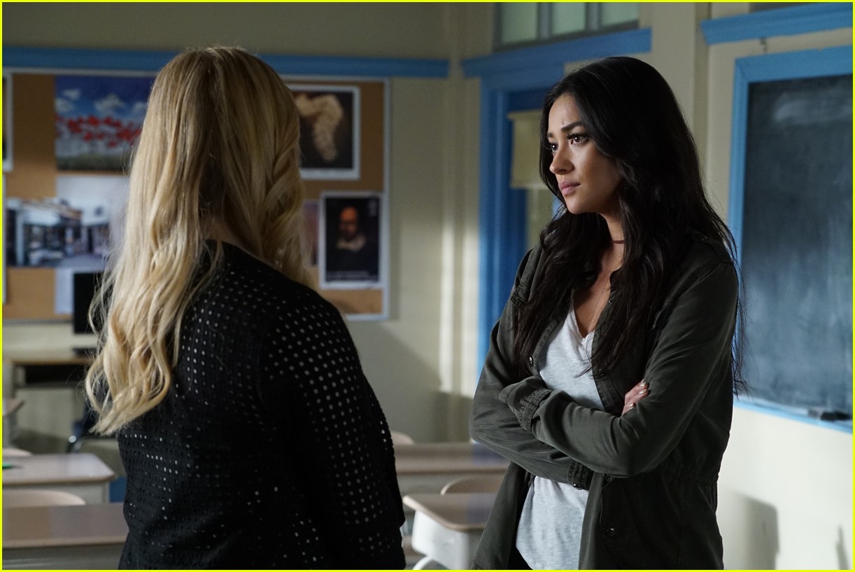 emily ali baby father pll 04