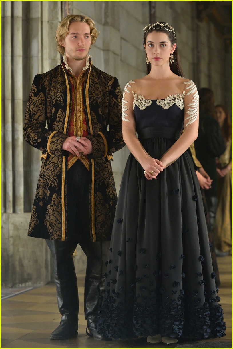 mary francis scene adelaide kane sticks out reign 08