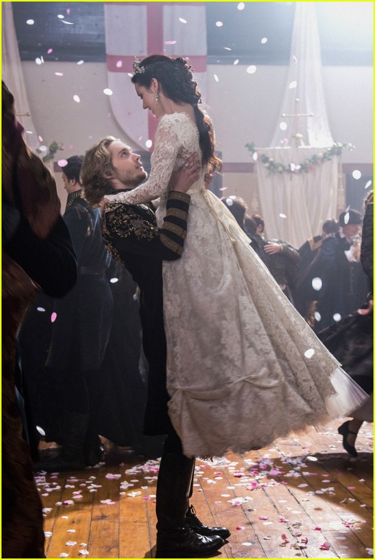 mary francis scene adelaide kane sticks out reign 14