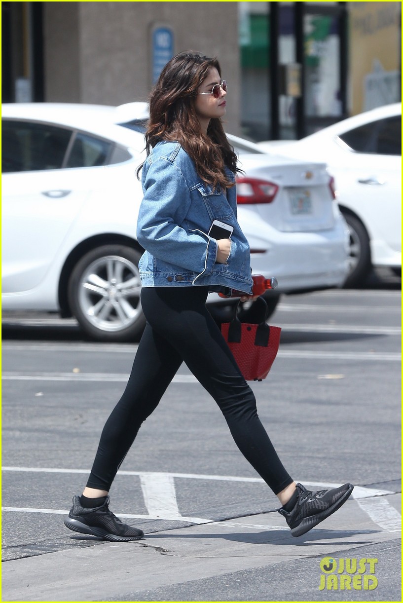 selena gomez makes a casual run to health store in nyc 04