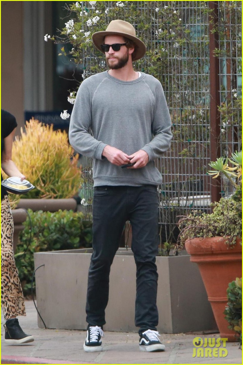 liam hemsworth grabs lunch with luke and parents in malibu 01