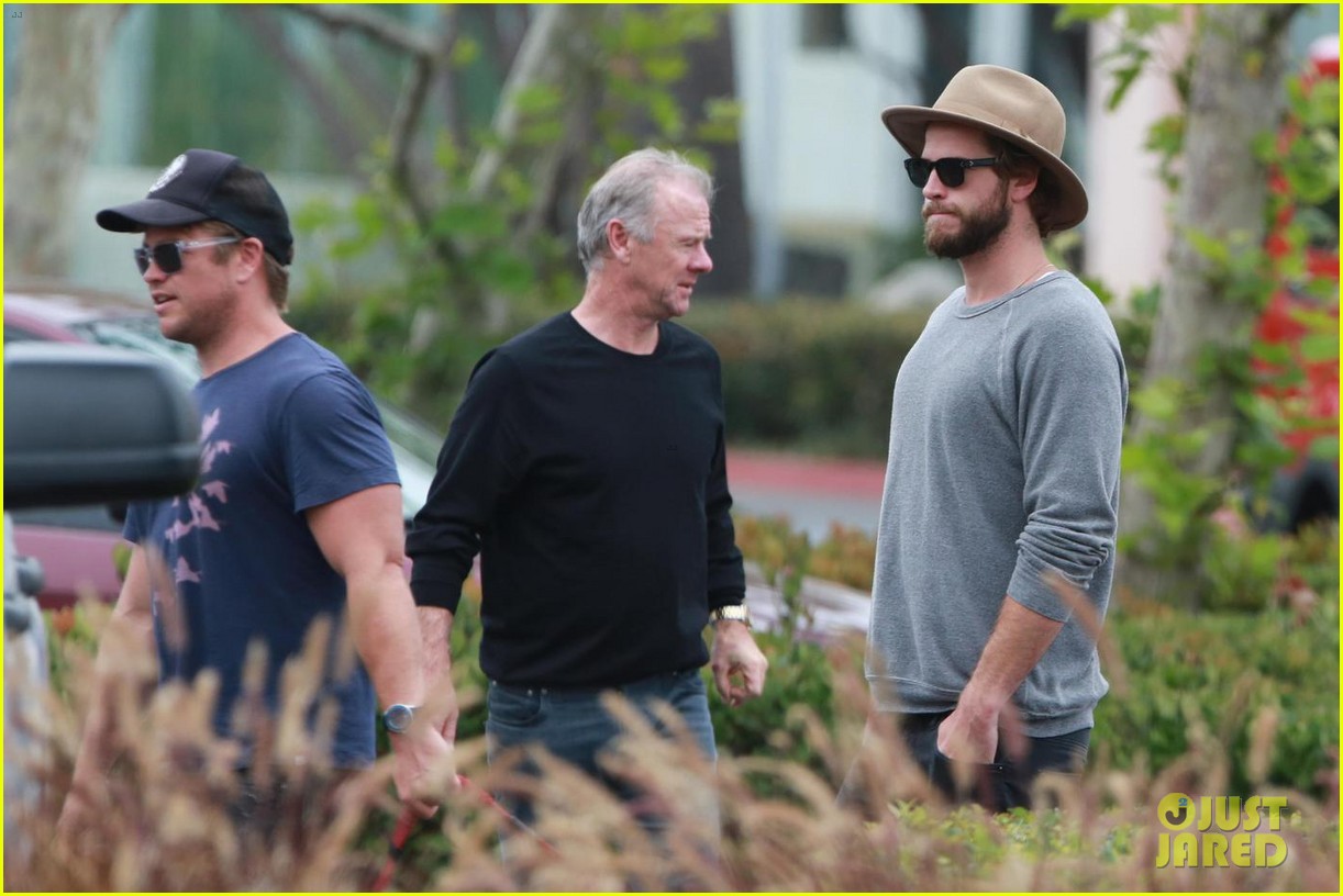 liam hemsworth grabs lunch with luke and parents in malibu 04