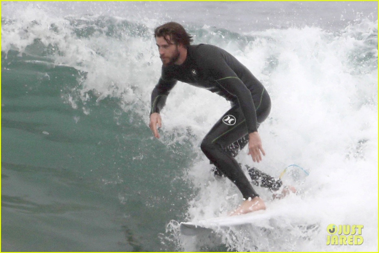 liam hemsworth strips out of wetsuit to reveal ripped abs 04