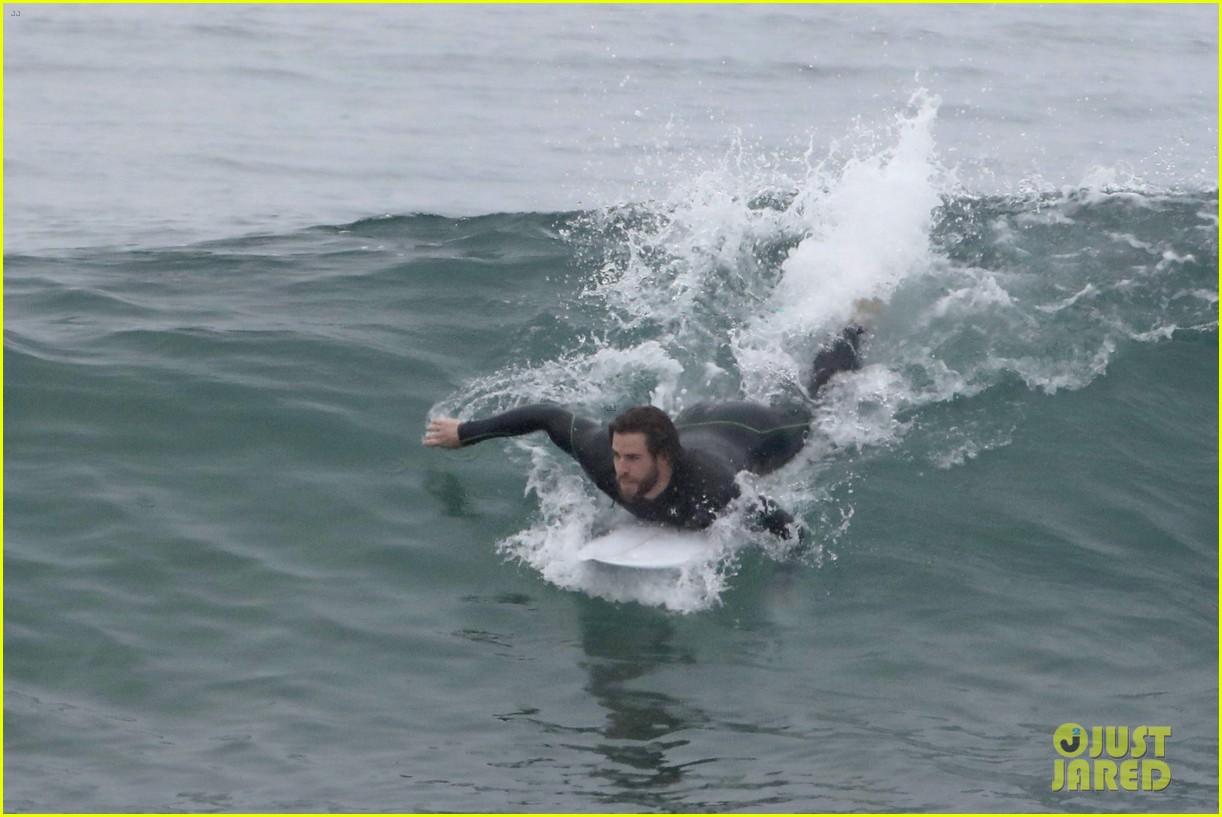 liam hemsworth strips out of wetsuit to reveal ripped abs 06
