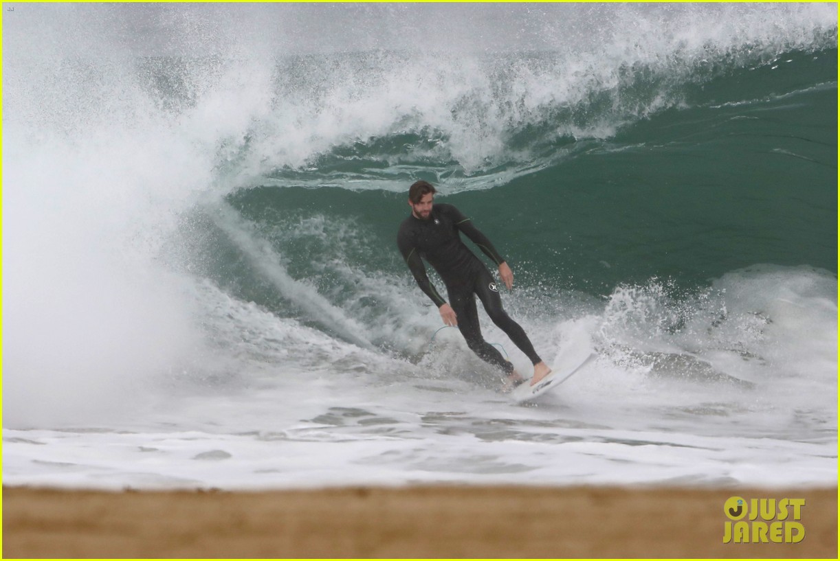 liam hemsworth strips out of wetsuit to reveal ripped abs 08