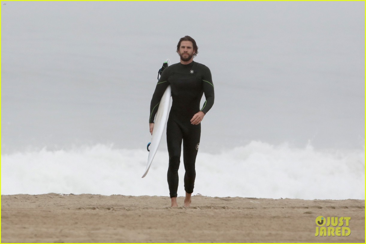 liam hemsworth strips out of wetsuit to reveal ripped abs 15