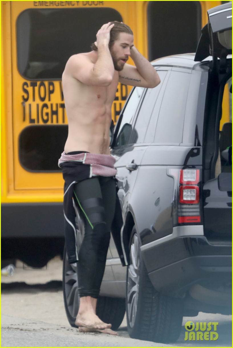 liam hemsworth strips out of wetsuit to reveal ripped abs 20