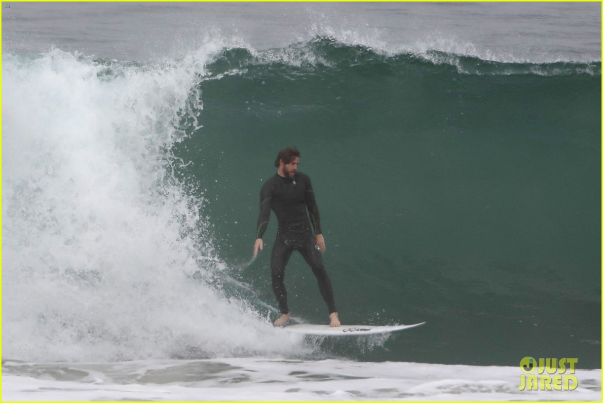 liam hemsworth strips out of wetsuit to reveal ripped abs 21