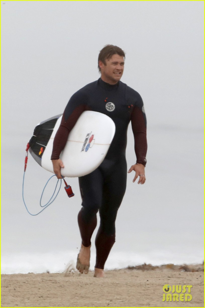 liam hemsworth strips out of wetsuit to reveal ripped abs 65